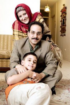 محمد نظری و همسر و پسرش